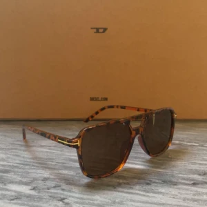 Solglasögon - Tom Ford liknande solglasögon i bra och stabilt material för bra pris, helt nya kommer med påse.