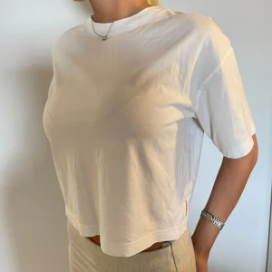 Acne t-shirt - Vit croppad tshirt från Acne. Superbra skick. Är 164cm. Köpt på acne affären i norrmalm för ca 1 år sen för ca 2500kr. Vid snabb affär kan pris diskuteras💓