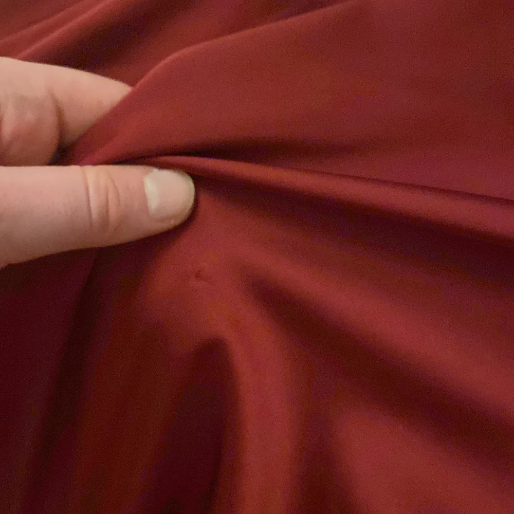 Helt ny vinröd balklänning från Nelly✨Aldrig använd då jag köpte fel storlek. Finns en väldigt liten reva som uppkommit efter en vass nagelkant (se sista bilden). Nypris: 1199 kr. Klänningar.