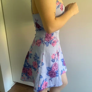 Blommig sommardröm💜 - Superfin blommig klänning, perfekt för midsommarfirande eller liknande. Sitter perfekt i midjan och följer kroppen bra. Använd max 2 gånger.