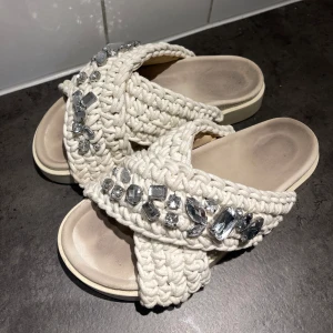 Inuikii tofflor  - Säljer nu mina supersnygga Inuikii Woven Stones tofflor, använda ca 5 gånger förra sommaren. Säljes pga att de ej kommer till användning🫶🏽köparen står för frakt och betalning endast via Swish💖nypris 2.499kr