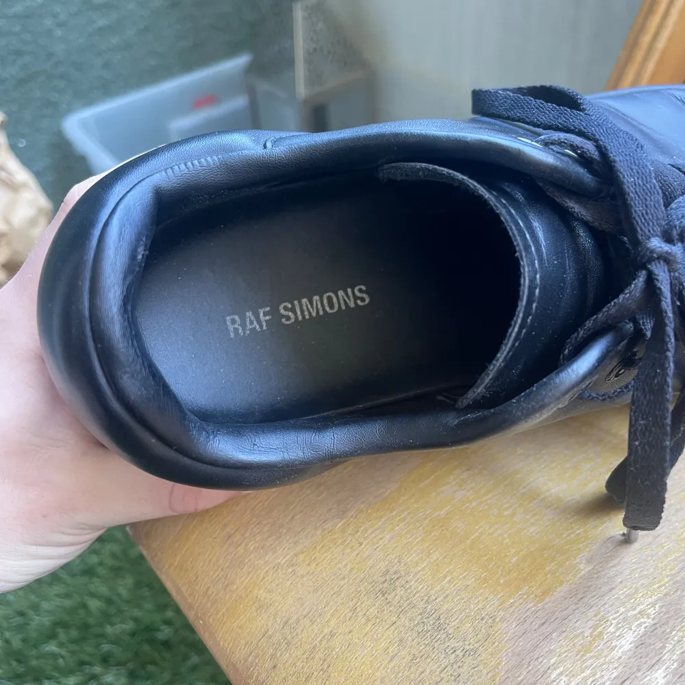 Orions från Raf Simons RUNNER-serien i strl 42. Kul alternativ till sambas, stan smiths osv. 8/10 condition. Köpta vid release! Pris förhandlingsbart, kom med erbjudanden!. Skor.