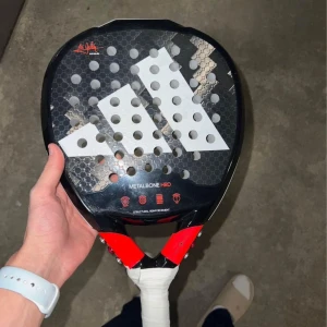 Metalbone HRD 2023  - Adidas Metalbone HRD 2023, bra skick. Frakt står köparen för  Leverans 1-3 dagar.