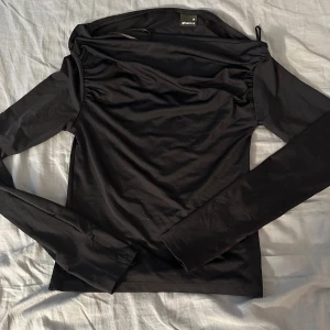 Tajt Gina topp  - Långärmad tajt Gina tröja, jättefin men passade inte mig så bra därför säljer jag den🖤