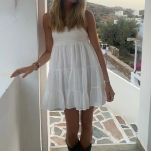 Vit Zara klänning - Säljer denna populära vita zara klänning. Den är i bra skick, endast använd ett fåtal gånger. Storlek S. Priset är 250+frakt💗 (första bilden är lånad)