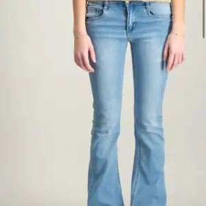Säljer dessa asbygga jeans som aldrig är använda!!💗