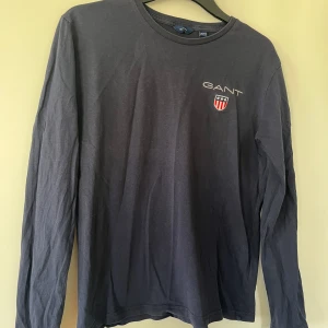 Gant 158/164 - Mörkblå gant tröja stl 158/164 Ser blekt ut på bilden men dålig kamera. Den är i fint skick sparsamt använd!