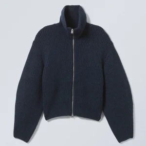 Stickad zip up tröja  - Så skön och snygg tröja från weekday som knappt används och är i jätte bra skick. Köptes för 600❤️