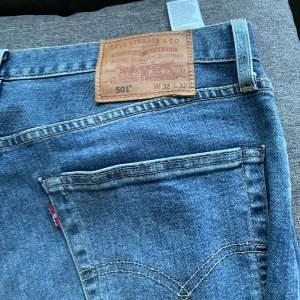 Levis 501 jeans i fint skick med en lite defekt på ens benet som knappt snys men annars går bort i tvätten med vanish typ 