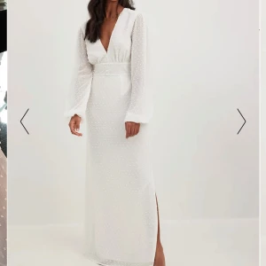 Vit långklänning - Säljer min superfina klänning som är slutsåld från NAKD. Köptes förra året.  Använd en gång.  Passar perfekt till studenten/mottagningen!  Som ny!