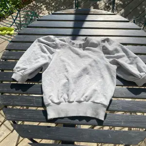 så söt tröja i sweatshirt material med puffärm!🩶
