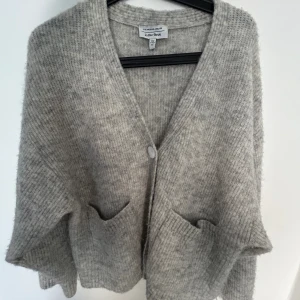 & OTHER STORIES KOFTA - Stickad kofta från and other stories. Knappt synlig smink  fläck (se bild 2) som eventuellt kan gå bort med rätt medel! (Stor i storlek)