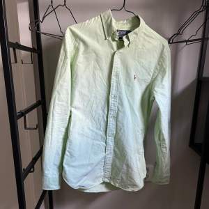 Tjena! Säljer nu denna Ralph Lauren skjorta i storlek M, färgen är ljusgrön och den är i grymt skick! 8/10.  Vid frågor skriv!  / Emil