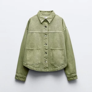 Grön jeans jacka  - Grön jeans jacka från Zara, jätte fin nu till sommaren! Säljer då den inte får plats i garderoben🌟 