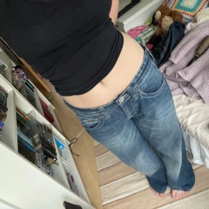 Low waist jeans - Säljer mina low waist jeans från Urban Outfitters. Säljer då som är lite stora, endast använda 1-2 gånger💕 Orginalpris 699 kr