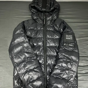 PeakPerformance jacka - Denna jacka är helt oanvänd eftersom att storleken inte passar mig och det är sommar på gång, skick är 10/10 aldrig använd. Hör av er för funderingar