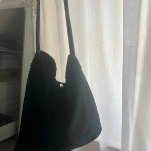 Mango väska - Väska från mango i mocca tyg, så fin men kommer inte till användning. Jättebra skick!!