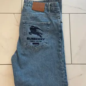 Burberry jeans oanvända då den är för liten på mig. Storlek 34. Perfekt skick😊