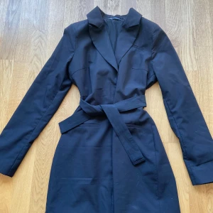 Kostym Klänning Stl L - Svart kostym klänning, storlek L från Zara. Använd endast 1gång.