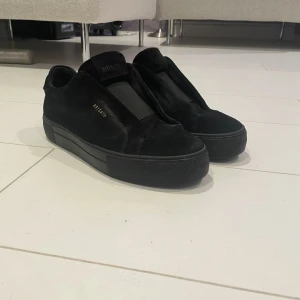 Arigatos - Säljer just nu mina Arigatos Laceless hel svarta som är använda 3-4 gånger vilket ger de skicket 10/10