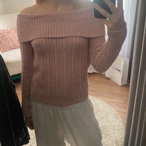 Off-shoulder tröja - Super söt off-shoulder från Kappahl 💘 I barn storlek men funkar ändå på mig som är XS-S, bra skick! Knappt använd☀️pris går att diskutera🥰