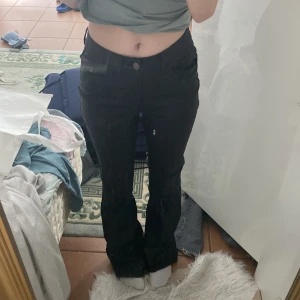 Skinn byxor - Innerbenslängd 80 cm och midjemåttet vet jag tyvärr inte men materialet är lite stretchigt. Jag brukar ha 34.