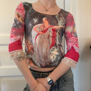 Vintage fairy cottagecore spets topp victorian  - Vintage tröja med underbara spets och emblem detaljer trekvartslånga ärmar med ett magiskt tryck av älvor🧚‍♀️🧚‍♀️