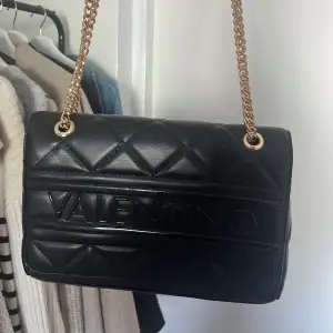 Valentino väska, beställd från Zalando✨ säljer den då den inte kommer till användning längre