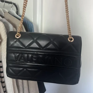 Väska - Valentino väska, beställd från Zalando✨ säljer den då den inte kommer till användning längre