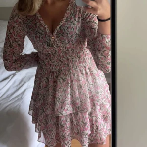 zara klänning - köpt på vinted men passade tyvärr inte, bra skick!🩷passar xs-s