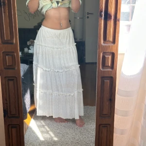 As fin vit långkjol - As snygg flowy vit kjol, använd 1 gång, jae 165 🩷