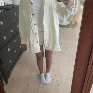 Beige jeansjacka - Jackan är aldrig använd då jag tycker att den sitter för stort på mig