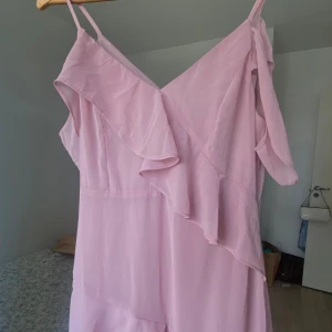 Rosa Volang Klänning - Säljer nu min (ex) balklänning som jag skulle haft på balen men hittade en annan. Prislappen sitter på och den är endast testad. Jag är i vanliga fall en M/S och är 165 cm lång. Orginalpris är 745 💞✨🙌   Den är inte see-through också vilket är 🫶🏼!