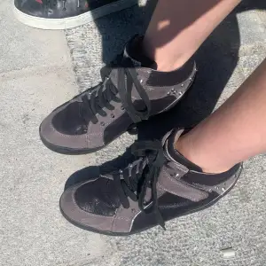 Skit snygga och unika guess skor. Coola med nitar och glittrande svart material. Har inbyggd klack!🤩