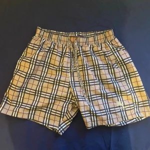 Shorts  - Burberry bad shorts i storlek M men passar även S
