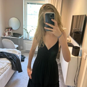 Svart klänning - En jätte fin svart klännings från gina tricot som är stretchig och snygg😻😻Passar bra till sommaren eller som en helt vanlig klänning🫶🏻