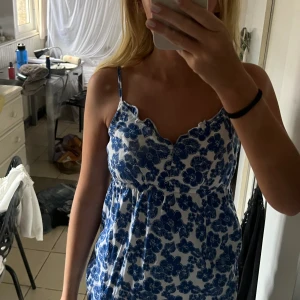 Sötaste toppen med blåa blommor - Säljer denna så så fina mönstrade topp, vit med blåa blommor💕