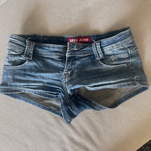 Lågmidjade jeansshorts! - Säljer dessa super snygga shortsen då de är för små i låren för mig tyvärr. De är i storlek 27. Men de är xs-s. Bara att skriva vid funderingar.💕pris kan diskuteras vid snabb affär❣️❣️