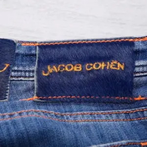 Säljer nu desa sprillans nya Jacob Cohën jeans i storlek 33 modell 688 Limited Edition (Slim Fit). Jeansen kostar nya cirka 5000kr, säljer de nu för 1099. Tveka inte på att skriva vid funderingar!