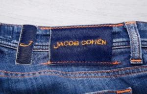 Jacob Cohën Jeans - Säljer nu desa sprillans nya Jacob Cohën jeans i storlek 33 modell 688 Limited Edition (Slim Fit). Jeansen kostar nya cirka 5000kr, säljer de nu för 1199. Tveka inte på att skriva vid funderingar!