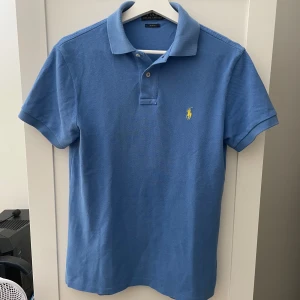 Ralph Lauren piké - Säljer nu min Ralph Lauren pike i storlek S, slim fit modell. Tröjan är i mycket bra skick och har inga defekter. Hör av dig vid minsta lilla fundering.
