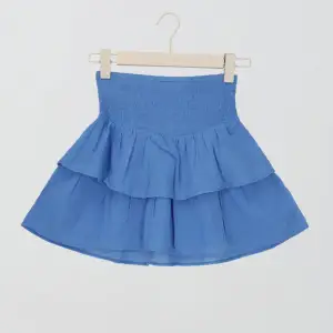 Super söt volang kjol från Gina Young i storlek 158/164 och passar som XS/S, knappt använt! Kontakta vid pris eller bilder 💕
