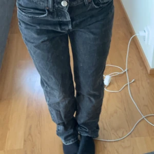 Mid waist jeans  - Jätte fina mid waist jeans från zara som inte längre kommer till användning!! Original priset är ca 400kr 💕 kan potentiellt ja några små defekter.