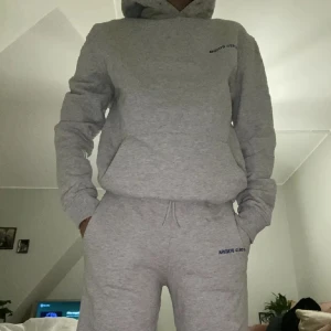 Arigato mjukisset - Fint mjukis set från Axel arigato. Nypris hoodie: 1700kr Nypris byxa: 1500kr Xs i båda