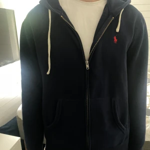 Ralph lauren zip - Säljer nen här hopdien från Ralph lauren helt utan defekter. Nypris ca 1200kr. Passar som m på killar och som m och s på tjejer