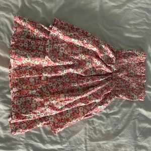 Blommig klänning - Så fin blommig klänning, använd enstaka gång och är i princip nyskick. Storlek S