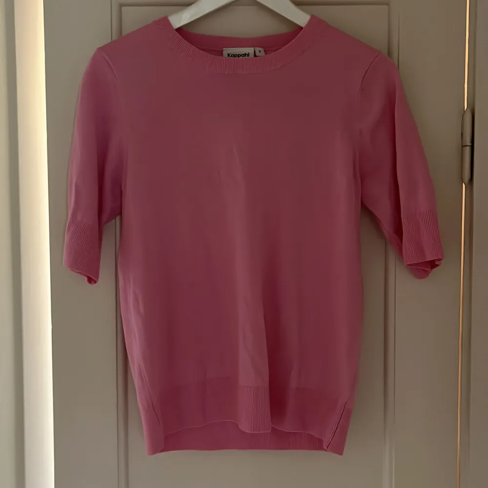 säljer denna t shirten fast i rosa!! säljer då den aldrig kommit till användning, därför jättebra skick!!💓💓💓. T-shirts.