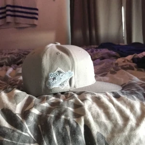 La New era keps väldigt fint skick. - Storlek 7, 55,8 cm väldigt fint och gott skick på den använd 1 gång.