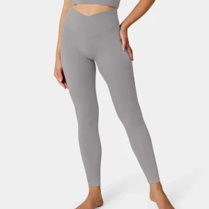 Halara tights - Grå tights/leggings från Halara i storlek S, passar även XS för det är väldigt mjukt och stretchigt material. Bara använda två gånger, i princip nyskick!  Fickor för mobil på båda benen.  De heter ”Softlyzero™ Crossover Pocket Plain Leggings”.