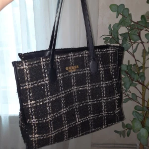 Guess väska - Superfin Guessväska i hundtandsmönster och som små glittrar fint, bra skick☺️